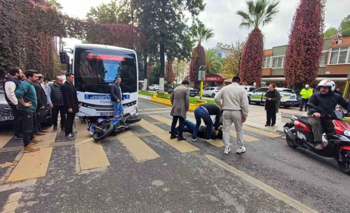 Motosiklet halk otobüsü ile çarpıştı: 1 yaralı