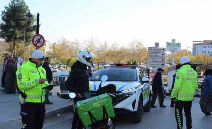 Motosiklet sürücüleri denetime takıldı