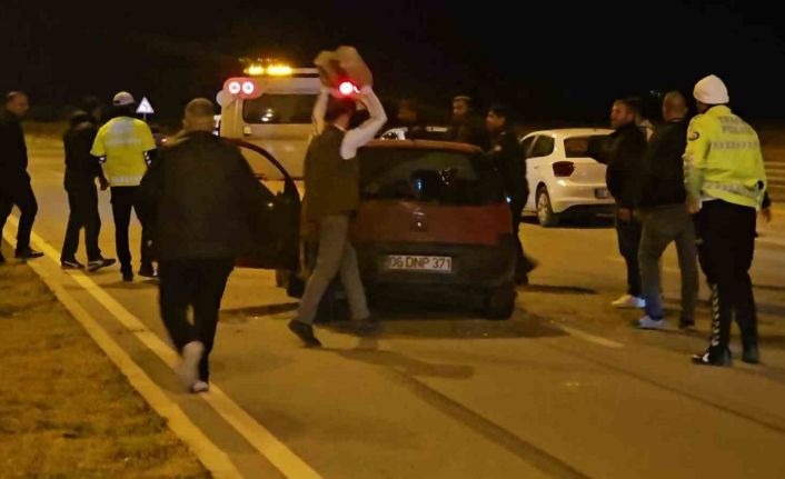 Motosiklet sürücüsü kazada öldü, yakınları çarpan otomobili parke taşıyla parçaladı