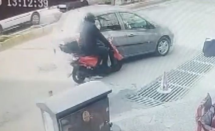 Motosiklete çarpıp kaçtı: Kaza güvenlik kameralarına yansıdı