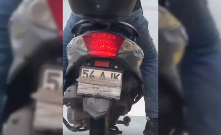 Motosikletin plakasını kapatarak gezen sürücü polise yakalandı