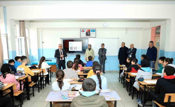 Müdür Gür ortaokul öğrencileri ile derse katıldı