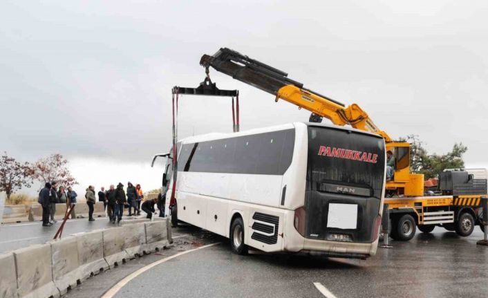 Muğla’da kaza yapan otobüs trafiği felç etti