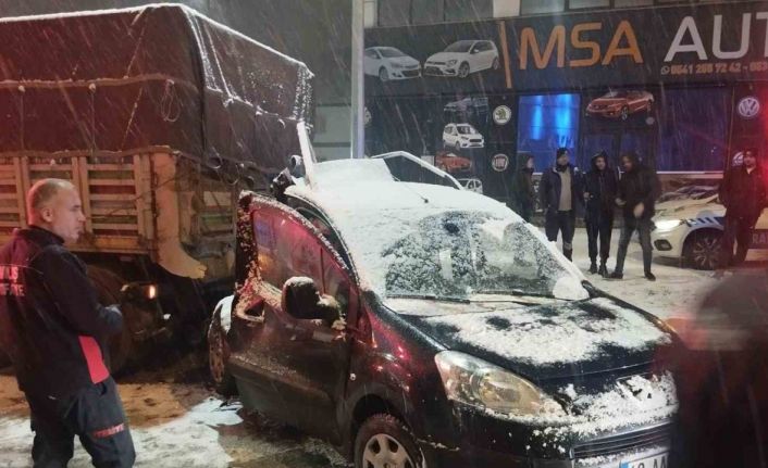 Muş’ta buzlu yolda çekiciye çarpan otomobildeki 5 kişi yarandı