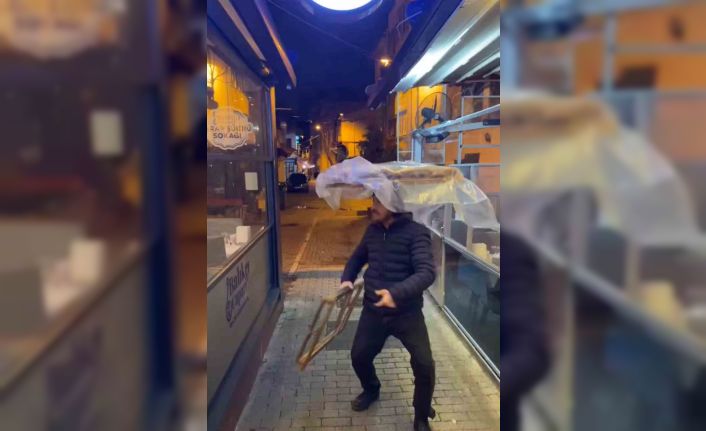 Müziği duyunca dans ederek simit sattı