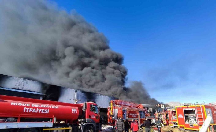 Niğde’de fabrika yangını: Ekiplerin müdahalesi sürüyor