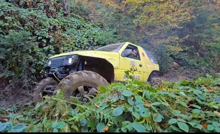 Off-Road tutkunlarından aksiyon dolu orman gezisi