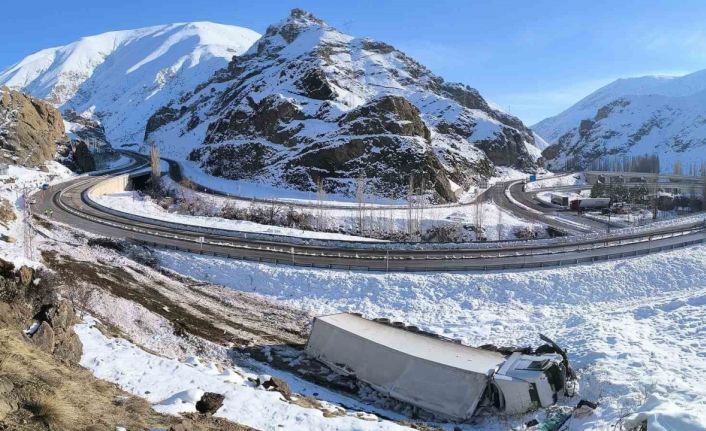 Oltu yol ayrımında bir kaza daha: TIR şarampole yuvarlandı