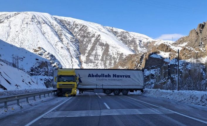 Oltu yol ayrımında yine Tır kazası