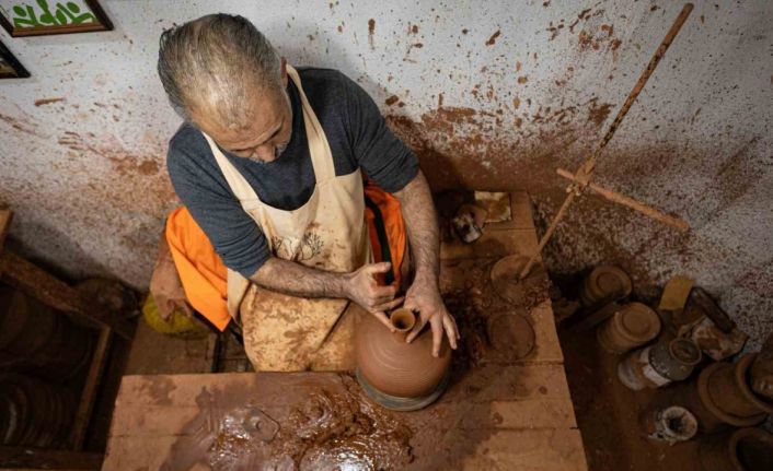 Ömrünü çömlekçiliğe adayan UNESCO ödüllü sanatkâr dünyaya usta yetiştiriyor