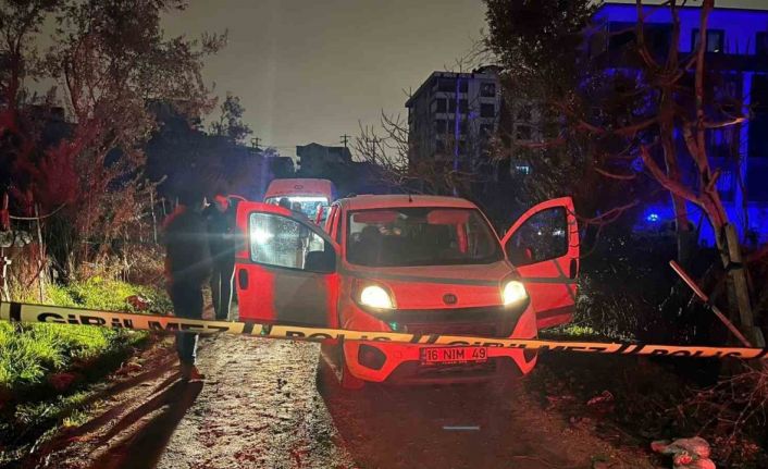 Önce öldürdü, sonra polislere aletiyle teslim oldu