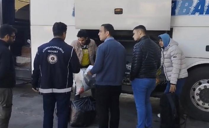 Osmaniye’de yolcu otobüsü ve otomobilde 7 kaçak göçmen yakalandı