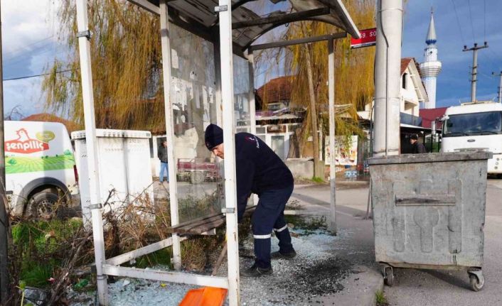 Otobüs duraklarına zarar verdiler