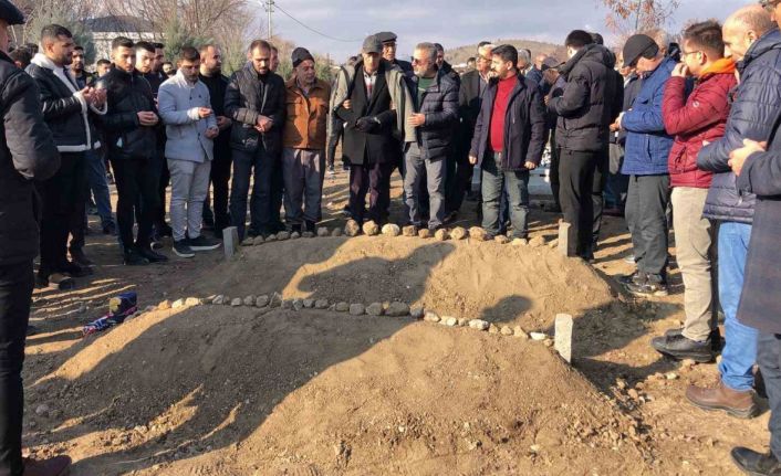 Otobüs kazasında hayatını kaybeden genç çift, yan yana defnedildi