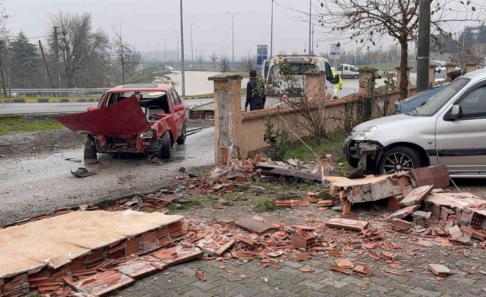 Otomobil bahçe duvarını yıktı: 5 yaralı