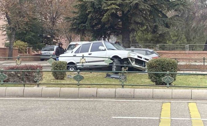 Otomobil bariyerlere çarpıp refüje çıktı