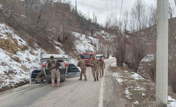 Otomobil buzlanan yolda takla attı: 2 yaralı