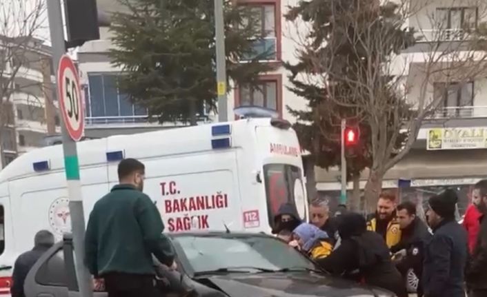 Otomobil direğe çarptı, sürücü araçta sıkıştı