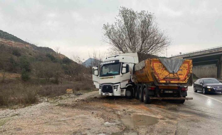 Otomobil ile kamyon çarpıştı, 2 kişi yaralandı