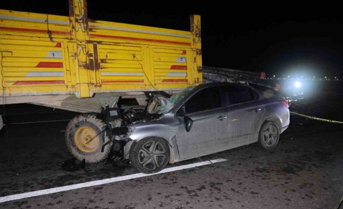 Otomobil traktör römorkuna ok gibi saplandı, sürücü öldü