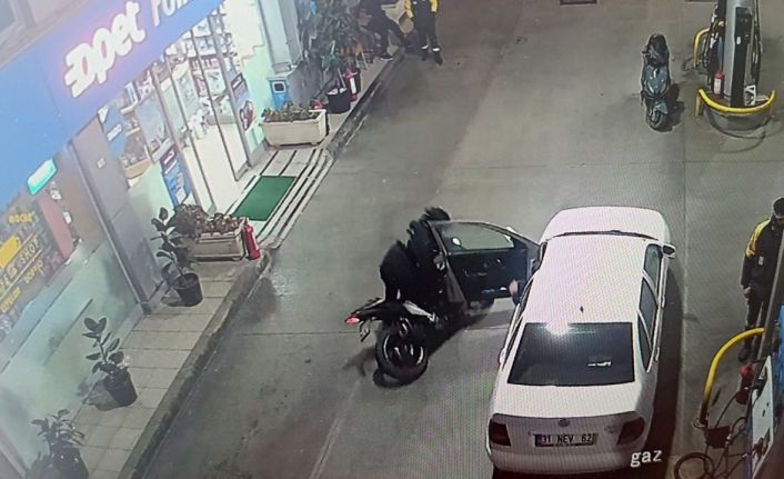 Otomobilin açılan kapısına çarpan motosiklet sürücü hastanelik oldu