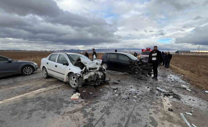 Otomobillerin kafa kafaya çarpıştığı kazada yaşlı çift hayatını kaybetti