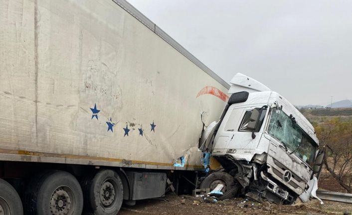 Otoyolda kontrolden çıkan tır kaza yaptı: 1 kişi yaralandı