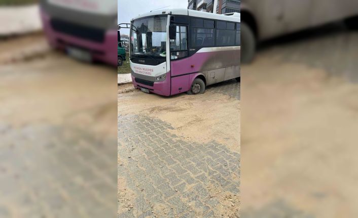 Özel halk otobüsü asfalt atılmayan caddede toprağa battı