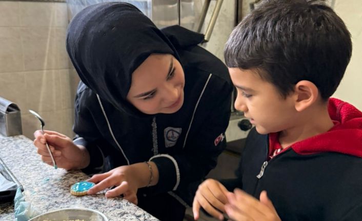 Özel öğrenciler liseli ablalarıyla mutfağa girdi