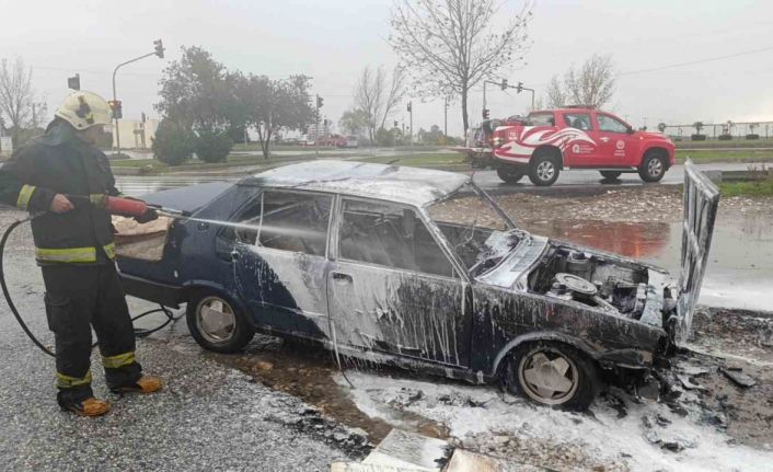 Park halindeki Tofaş, şiddetli yağmura rağmen yanarak kullanılamaz hale geldi