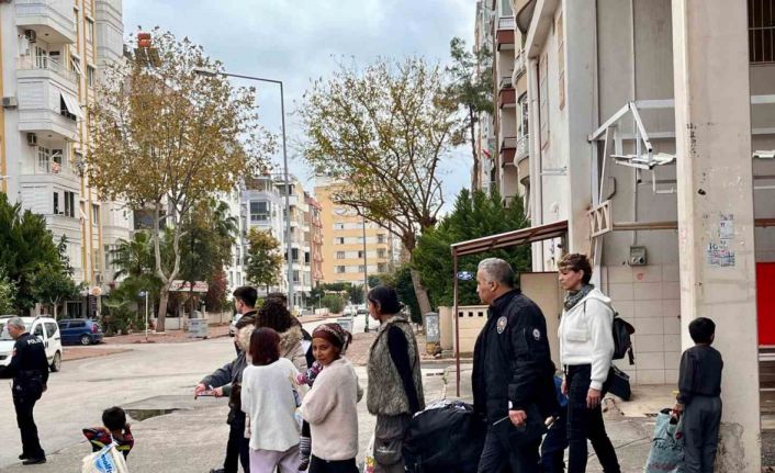 Pazar yerini mesken tuttu, polis müdahale edince öfkesini aracından çıkardı