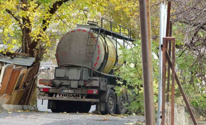 Pendik’te bariyerlere çarpan tankerden tuz ruhu döküldü