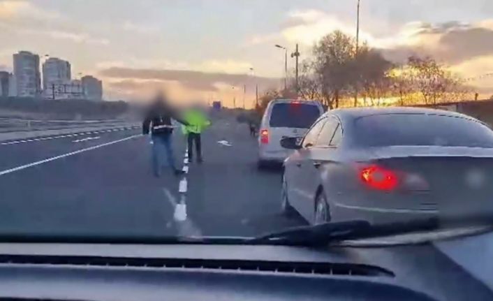 Polisin durdurduğu araçtan 20 ruhsatsız silah çıktı