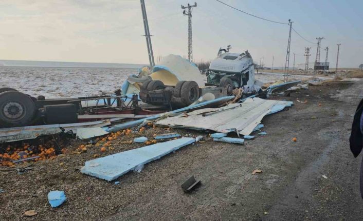 Portakal yüklü tır devrildi: 1 yaralı