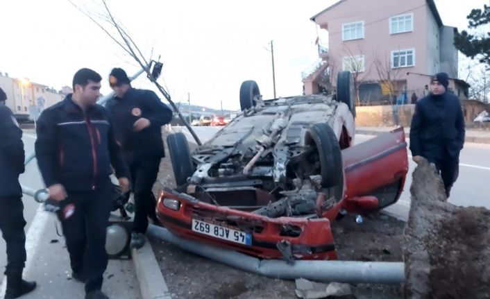 Refüje çıkıp ters dönen otomobilin sürücüsü yaralandı