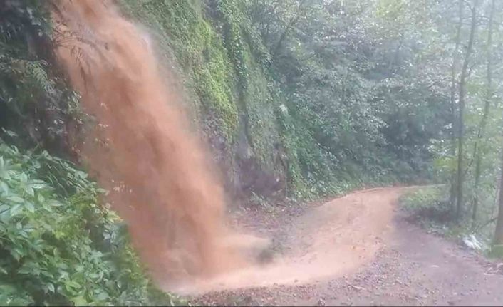 Rize’de heyelanda taş duvarın yıkıldığı anlar kamerada