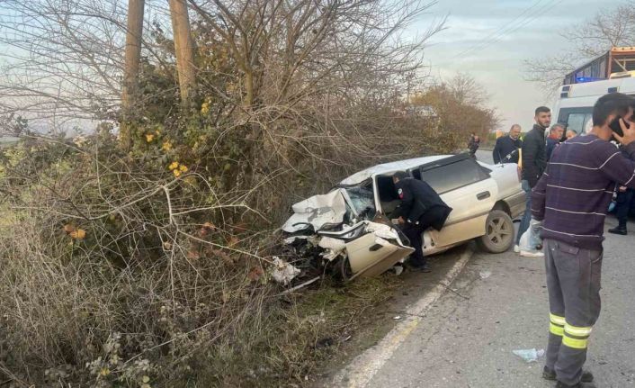 Sakarya’da kamyon ile otomobil çarpıştı: 2 ağır yaralı