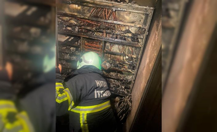 Samandağ’da binanın elektrik panosu küle döndü
