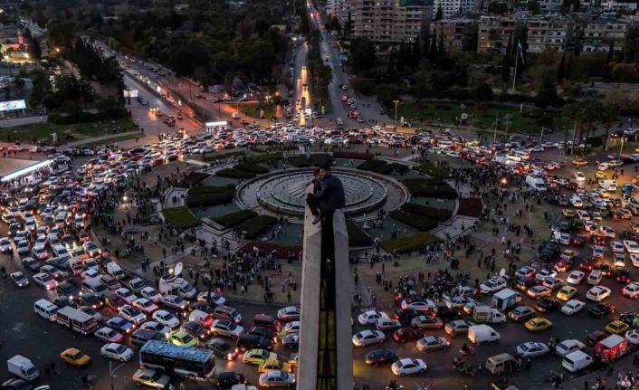 Şam’da Esad rejiminin devrilmesi trombon ve trampetlerle kutlandı