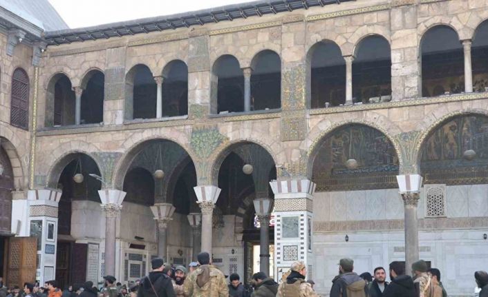 Şam’daki tarihi Emevi Camii görüntülendi: Suriyeliler camiye akın etti