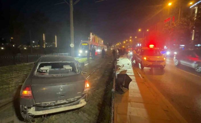 Samsun’da çarpışan iki otomobilden biri tramvay yoluna daldı: 1 yaralı