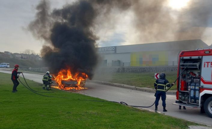 Samsun’da kız istemeden dönen ailenin aracı alev alev yandı