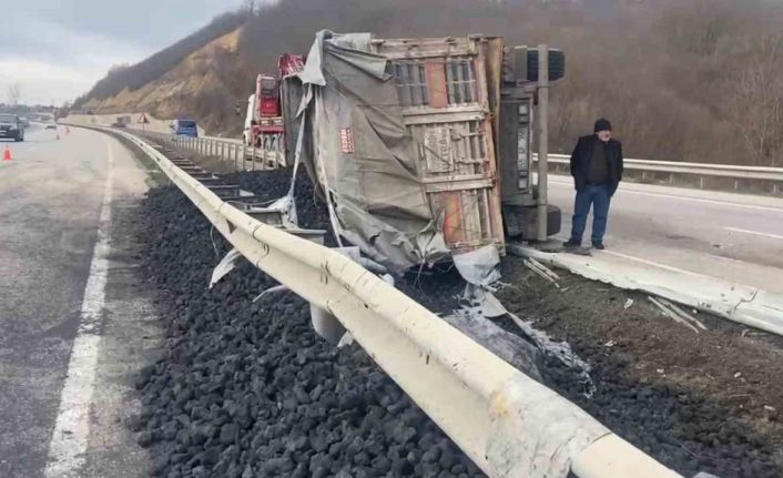 Samsun’da kömür yüklü tır yan yattı