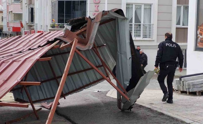 Samsun’da şiddetli lodostan çatılar uçtu