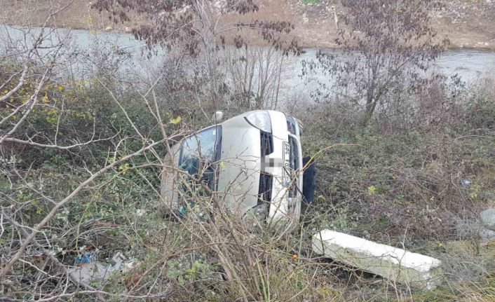 Şarampole uçan otomobildeki öğretim görevlisi yaralandı