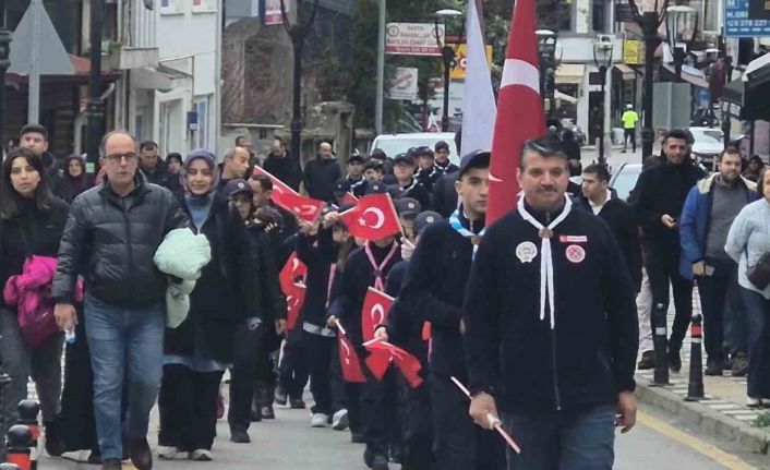 Sarıkamış şehitlerini 3.5 kilometrelik yol yürüyerek andılar