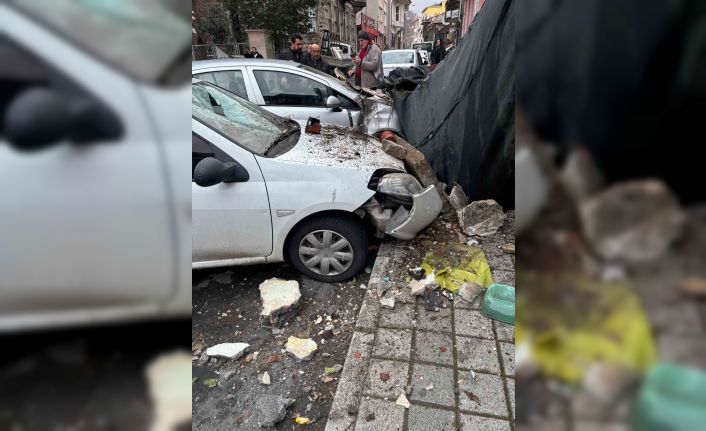 Sarıyer’de metruk binanın balkonu çöktü: İki araç hasar gördü