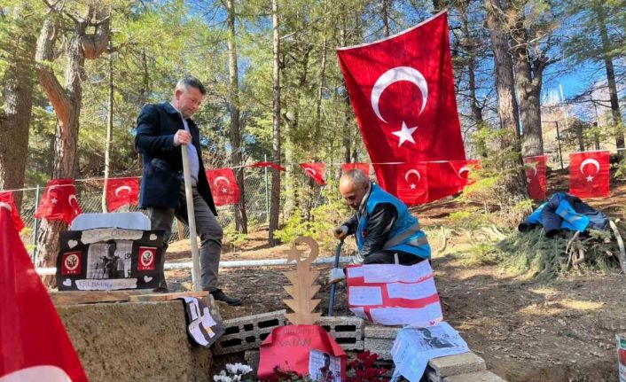 Şehidin kabrine öğrenciler duygu dolu notlar bıraktı