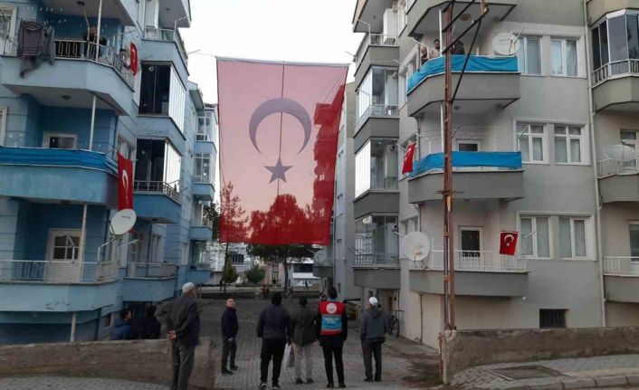 Şehit teğmenin baba evine Türk bayrağı asıldı