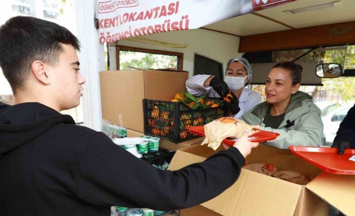 Selçuk Kent Lokantası Öğrenci Otobüsü büyük ilgi gördü